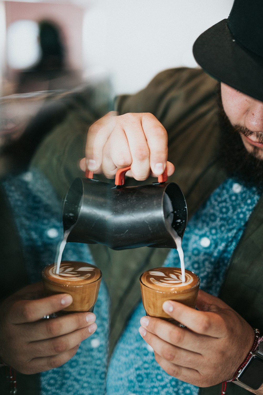 hombre haciendo capuchino