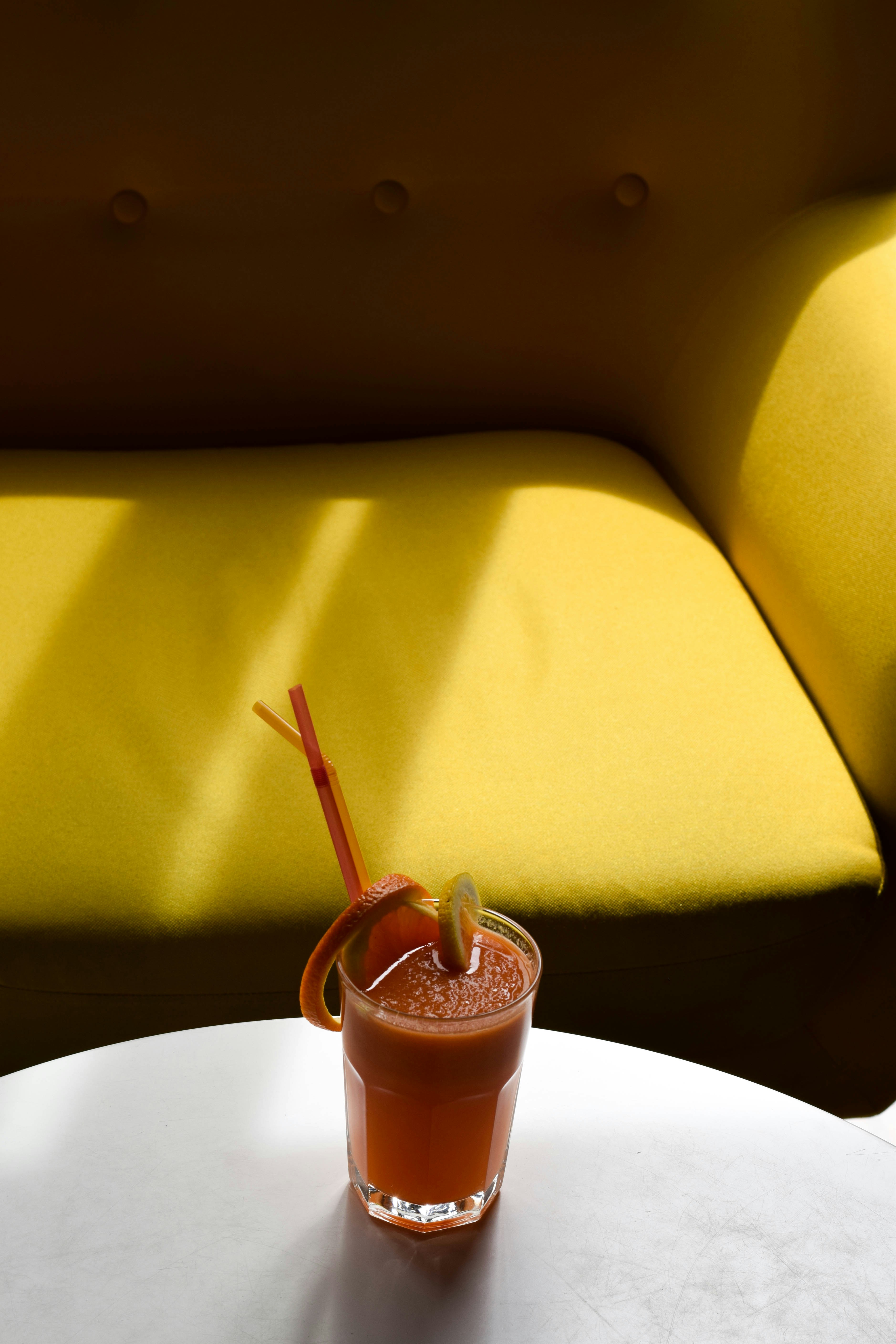 copo de bebida transparente cheio de bebida