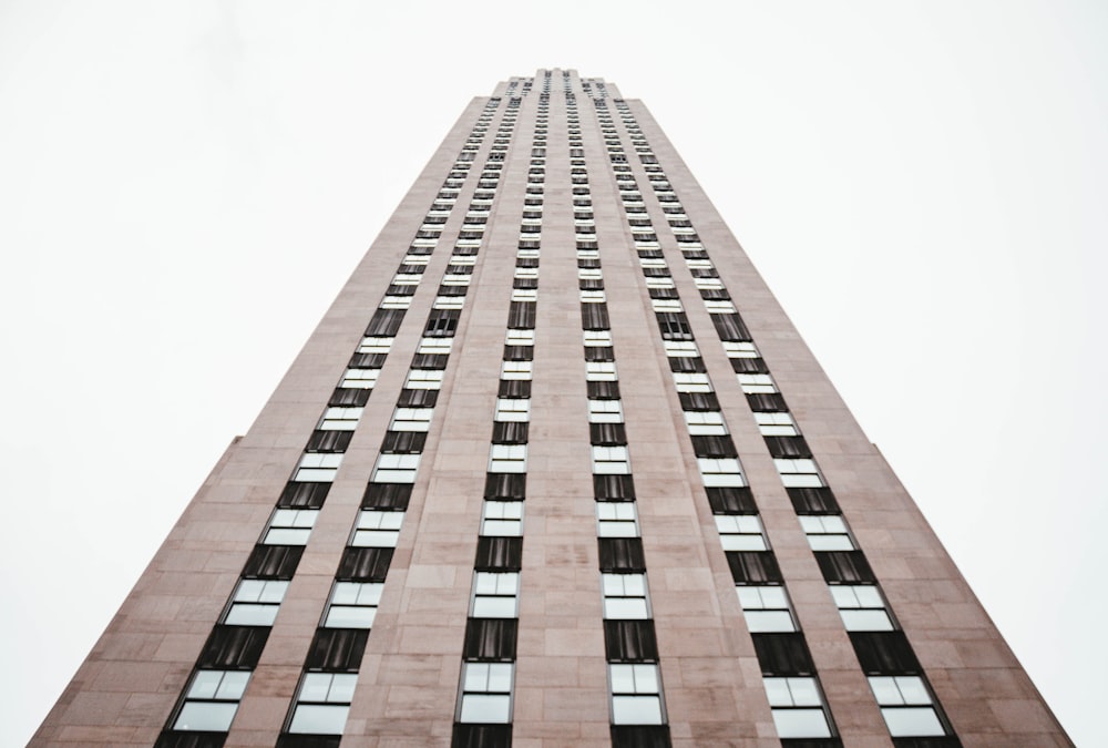 Fotografía de gran angular de un edificio de gran altura marrón durante el día