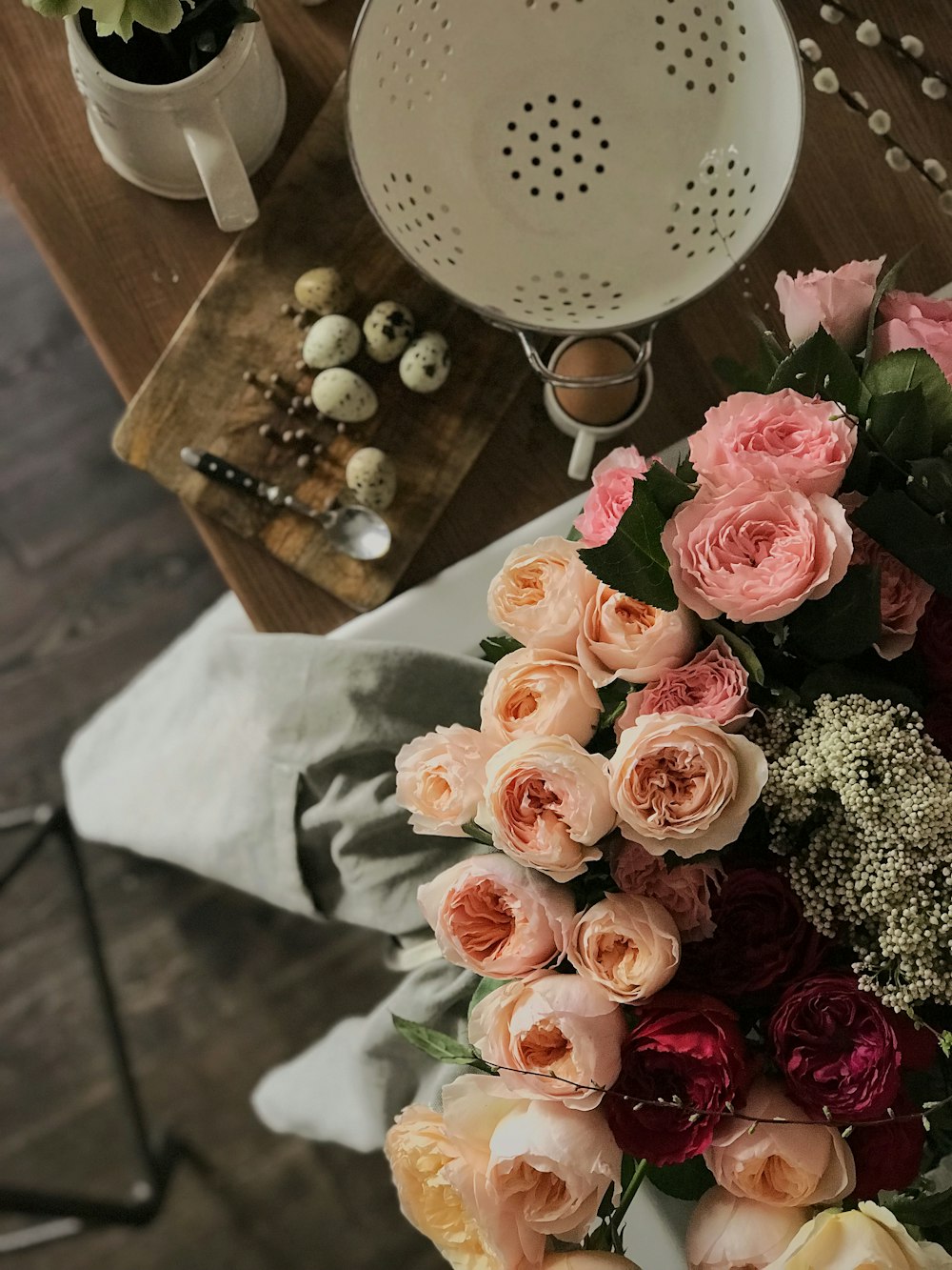um buquê de flores sentado em cima de uma mesa