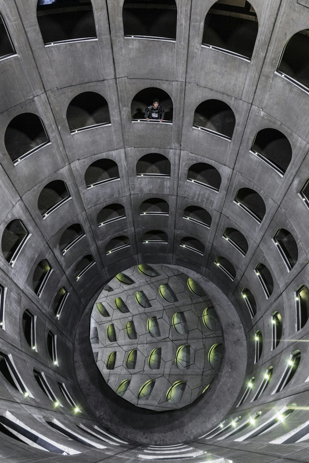 o interior de um edifício com um buraco circular no centro