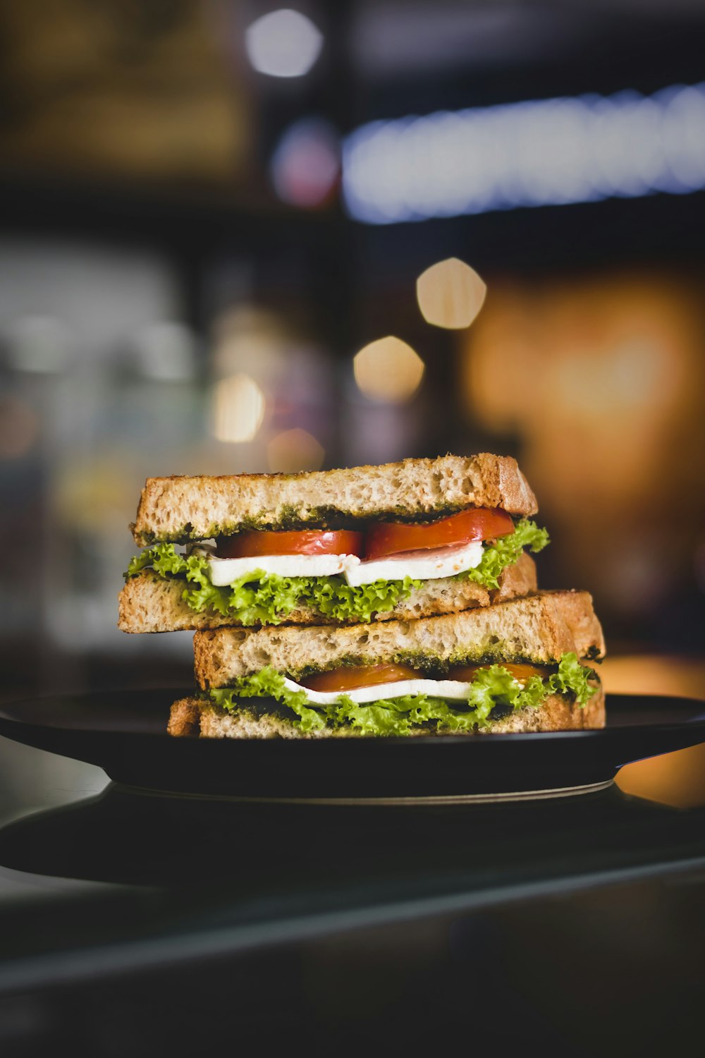 assiette noire avec sandwich