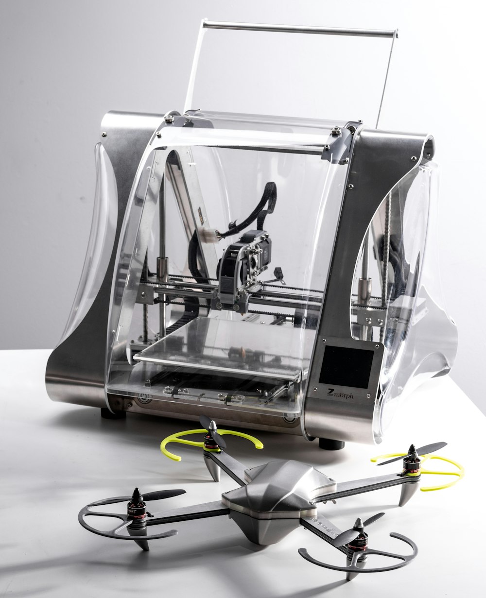 Imprimante 3D grise par drone sur table