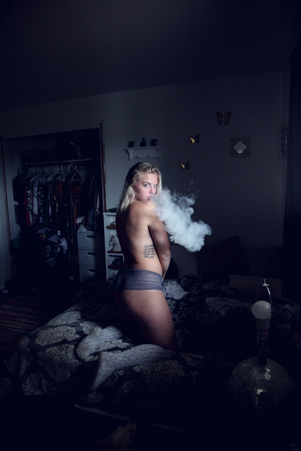 mujer fumando en la habitación