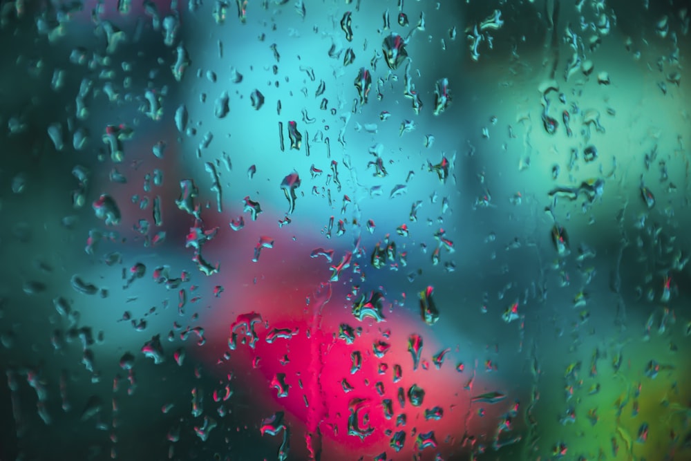 창문에 빗방울이 떨어지는 흐릿한 사진
