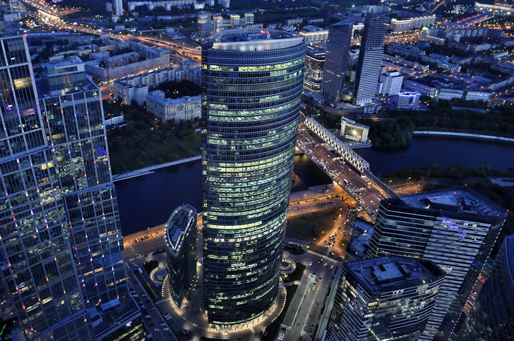 Hochhaus in der Nacht