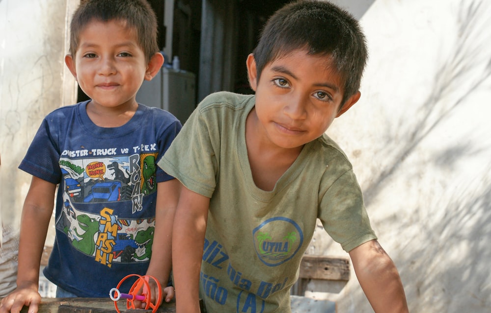 dois meninos sorrindo durante o dia