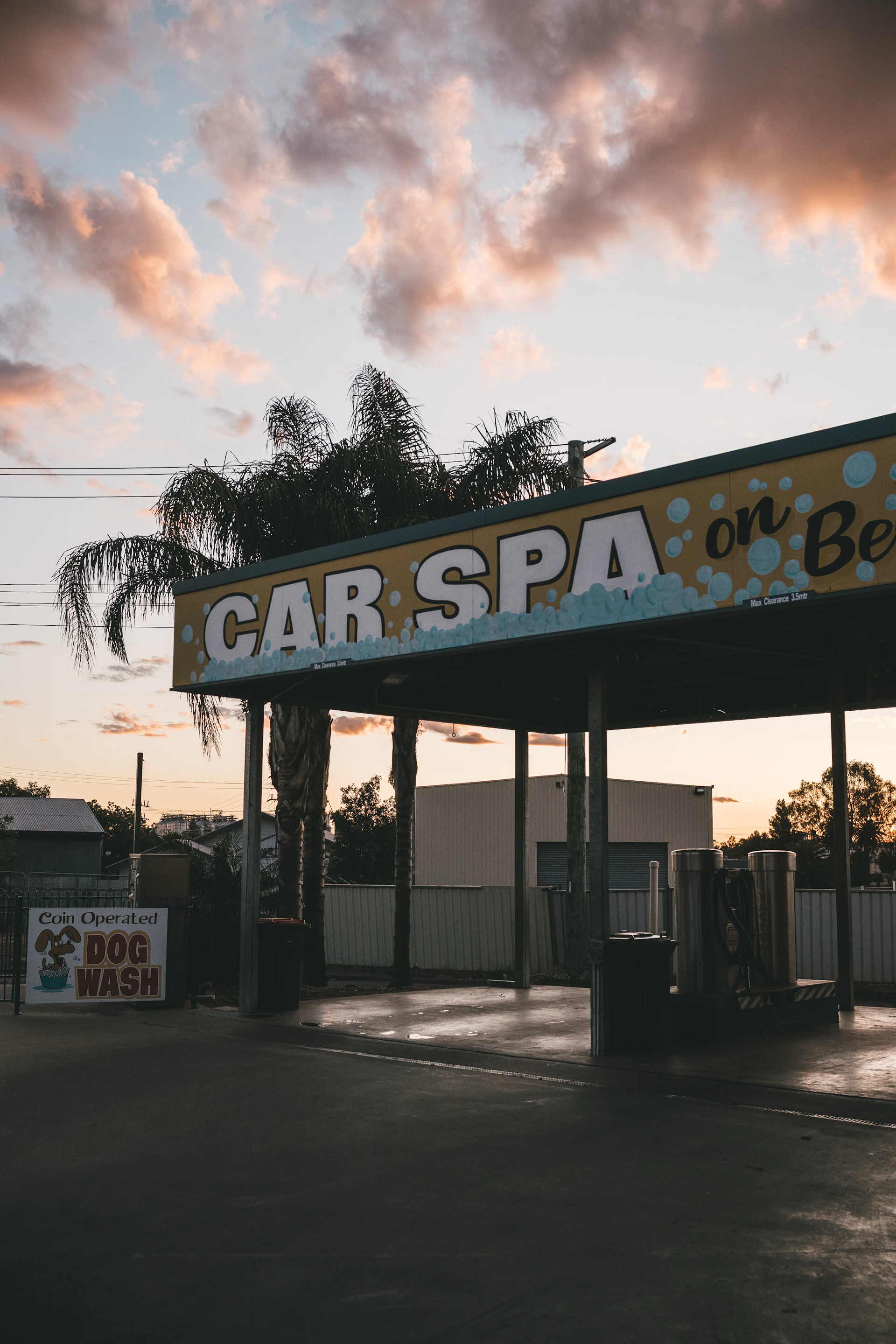 gray computer monitor