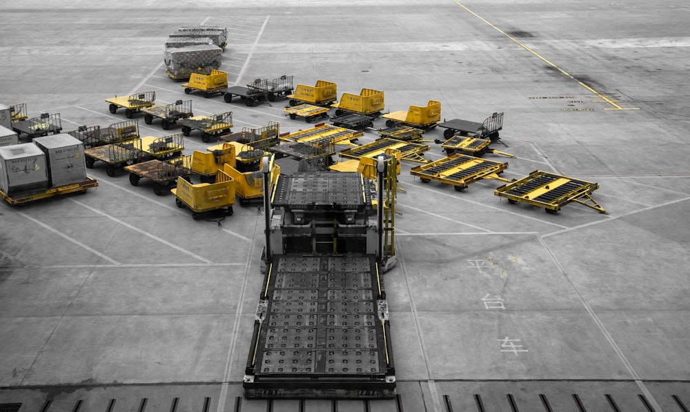 Équipements lourds jaunes stationnés