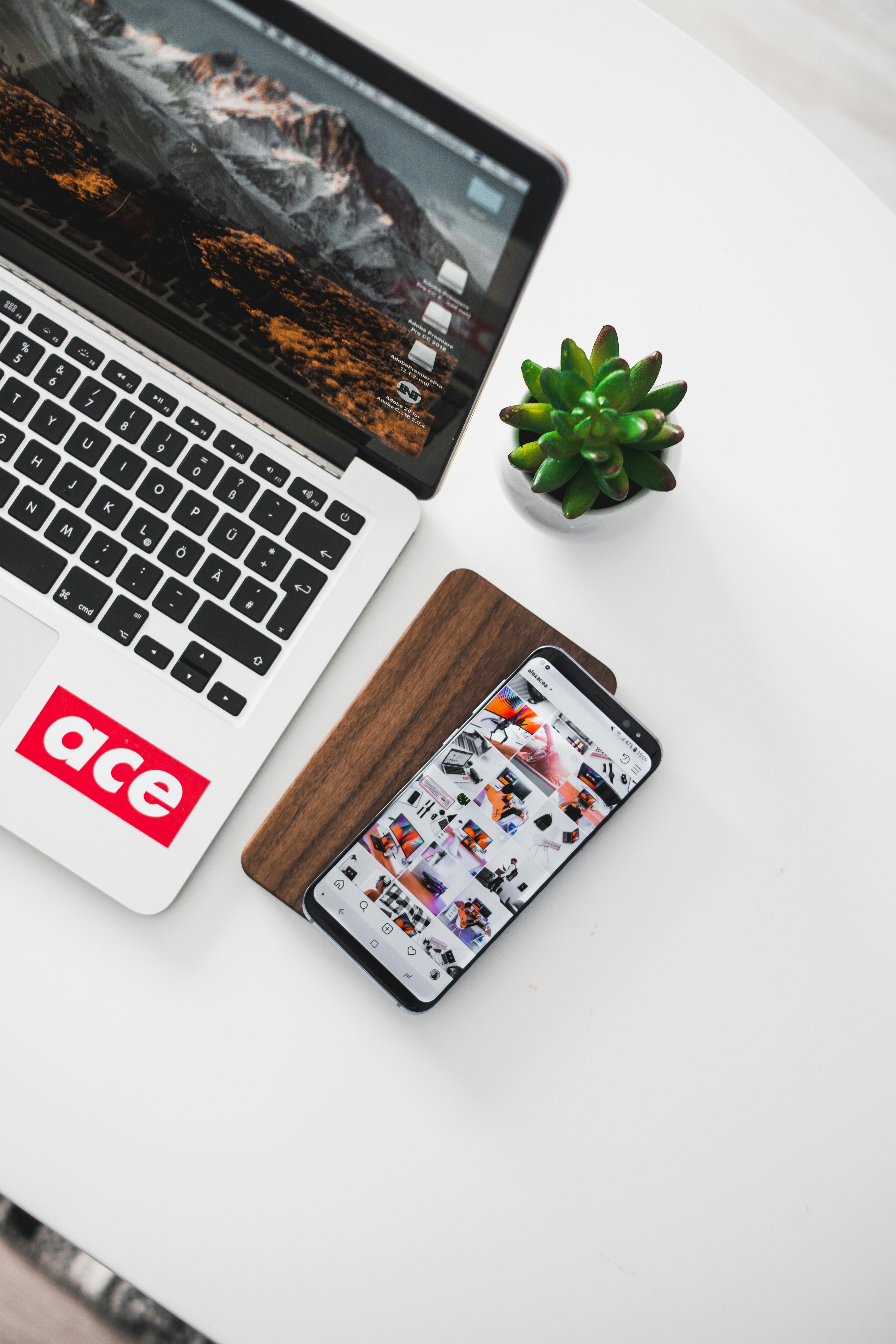 smartphone Android nero accanto a MacBook Pro