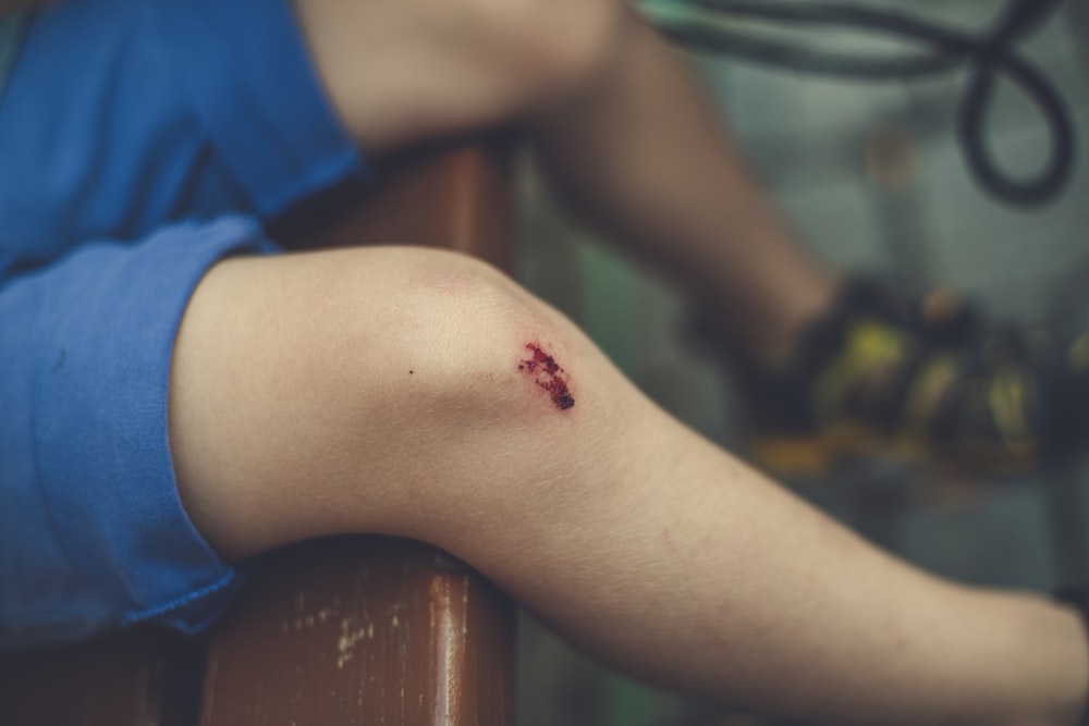 uma pessoa com uma pequena tatuagem no braço
