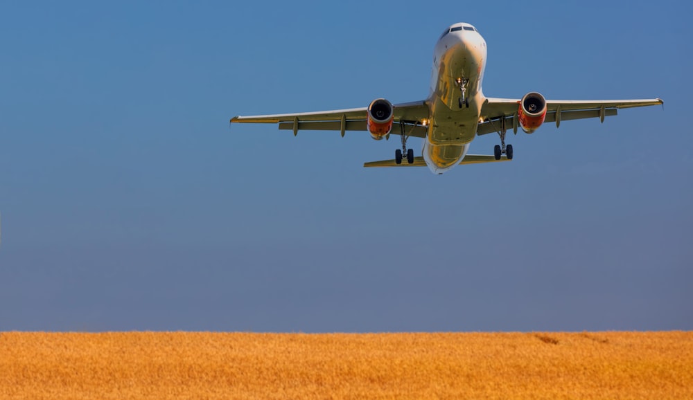 white airliner