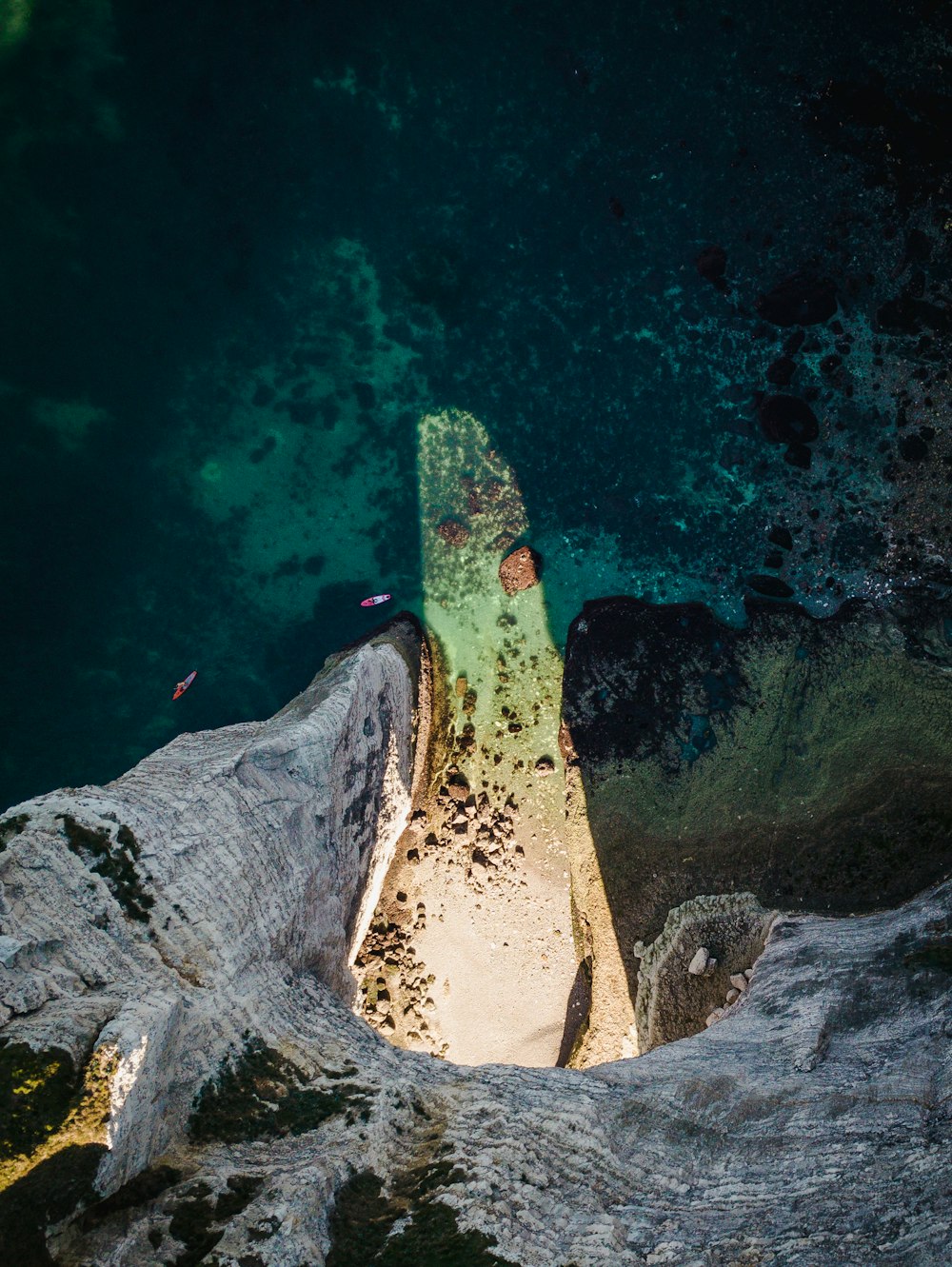 青い水域の近くの海岸の上面写真