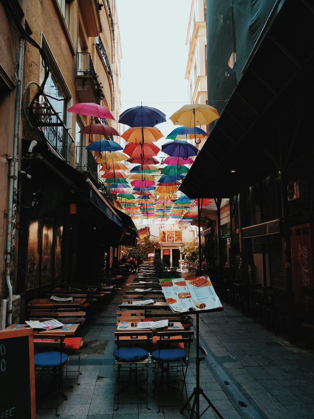 guarda-chuvas flutuantes durante o dia