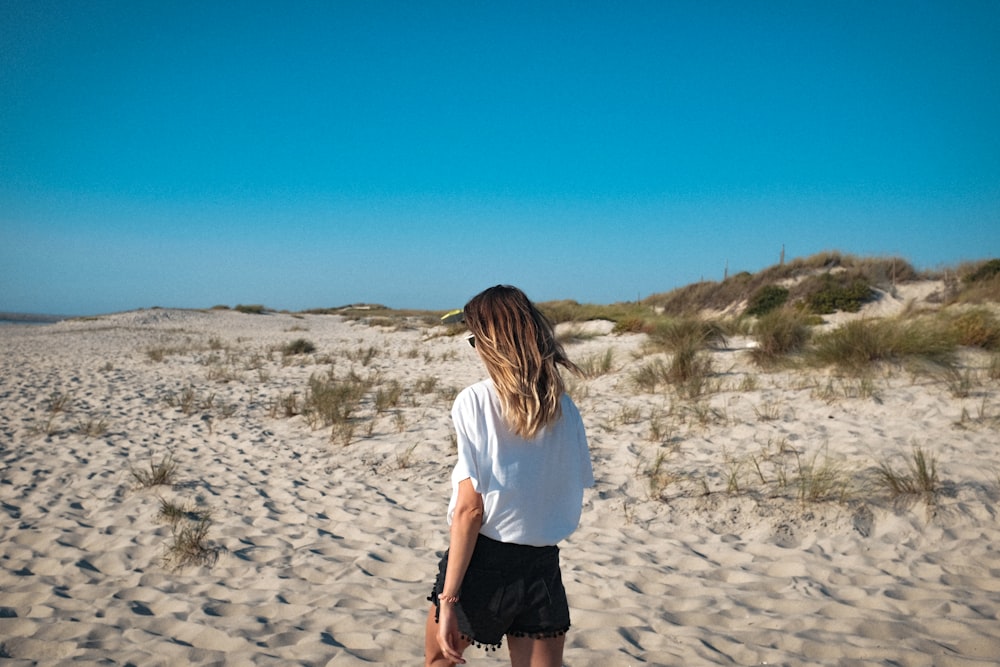 砂の舗道を歩く女性