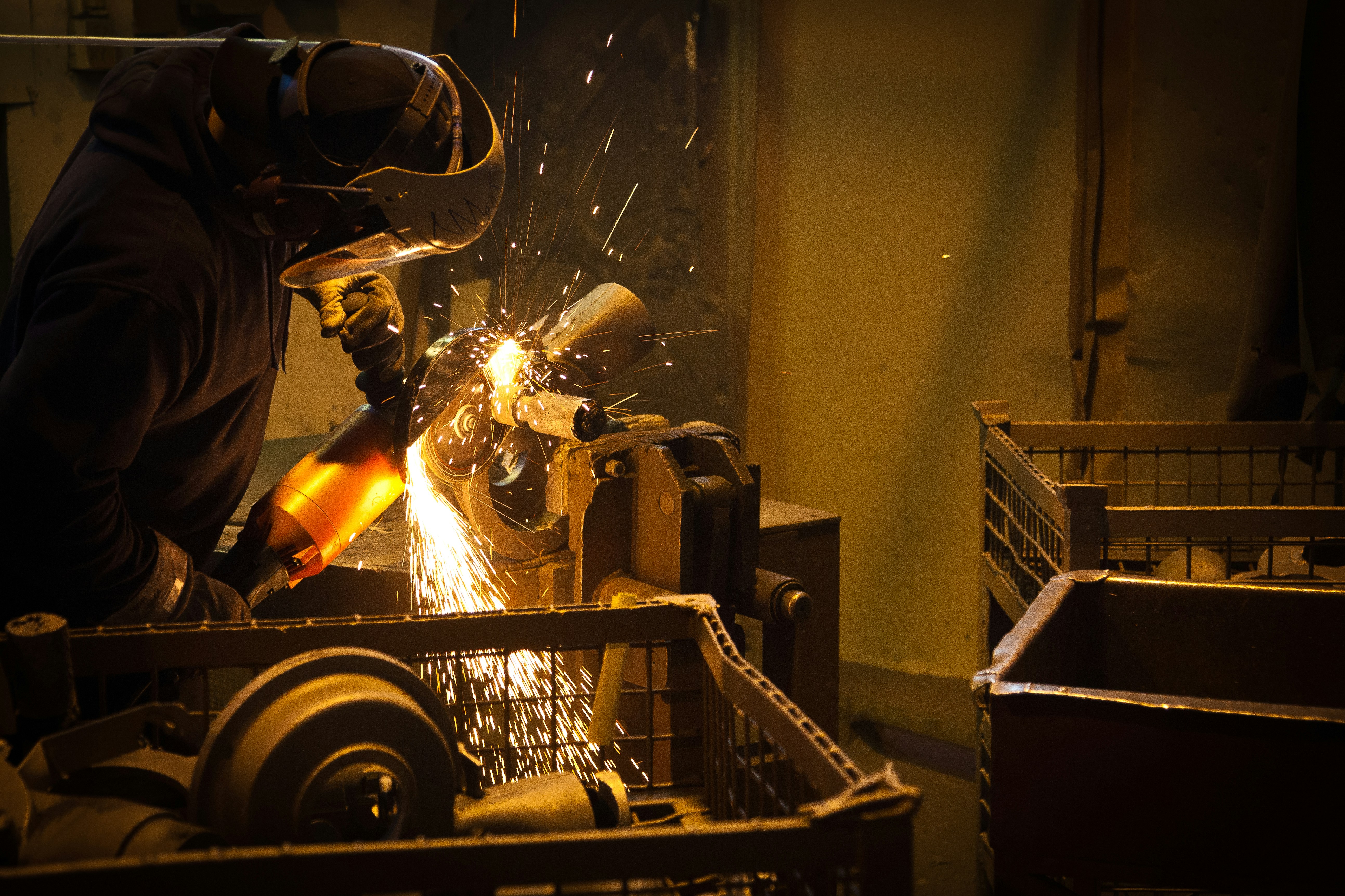 persona moliendo metal