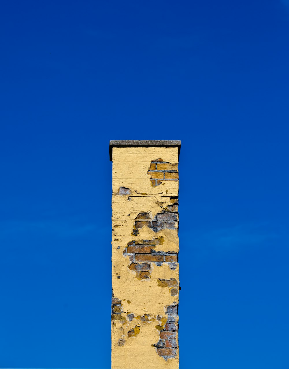 low-angle photography of concrete balustrade