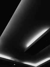 Elegant gypsum ceiling with integrated lighting in a modern Hortolândia home.