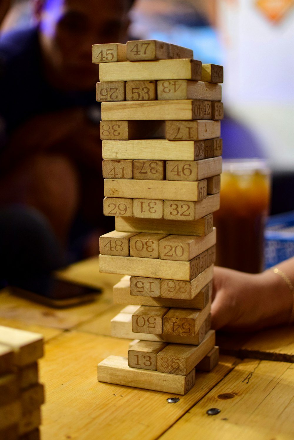 personnes jouant des blocs de bois bruns