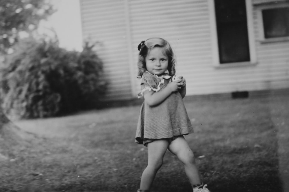 Fotografía en escala de grises de una niña