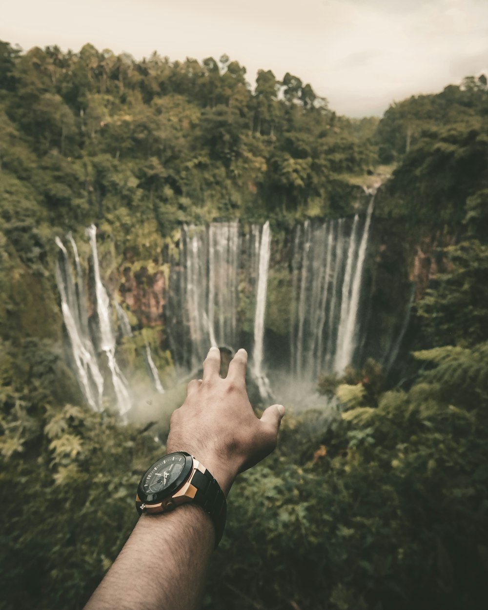 personne portant une montre noire