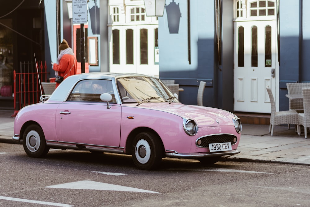 Pinkes Coupé neben dem Gebäude