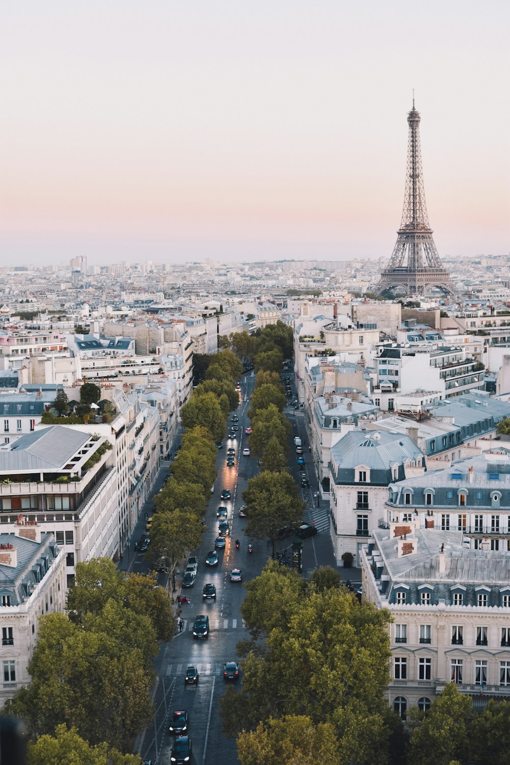 strada trafficata vicino alla Torre Eiffel a Parigi durante il giorno
