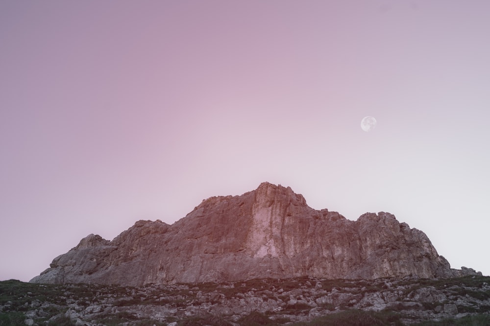 灰色の山のローアングル写真