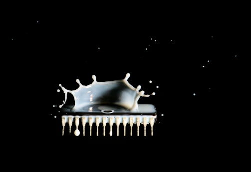 Illustration of the absorbent core technology locking in fluid quickly.