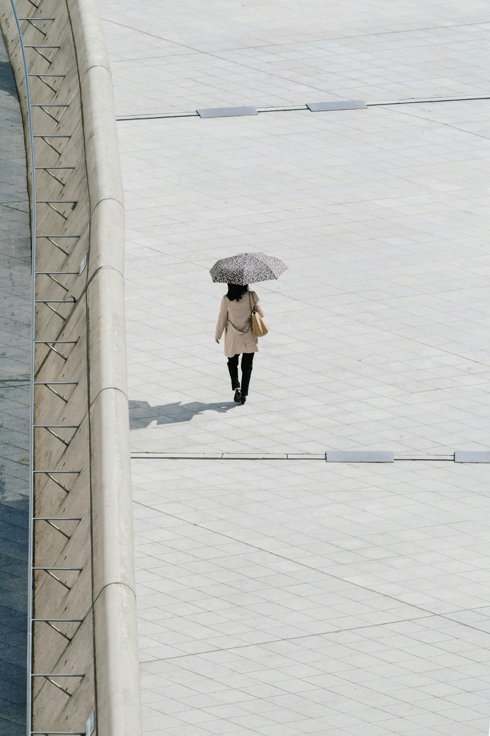 우산을 쓰고 걷는 여자