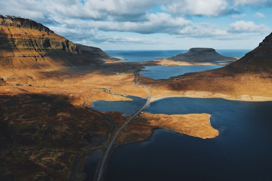 photo of Snæfellsnesvegur Loch near Kirkjufell