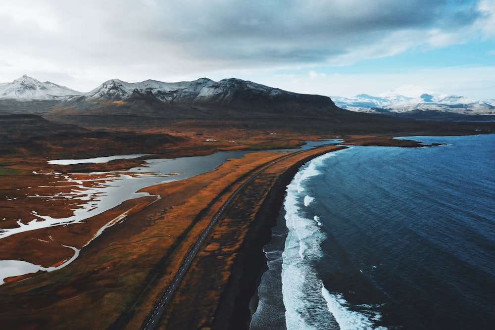 Montanha marrom perto do oceano