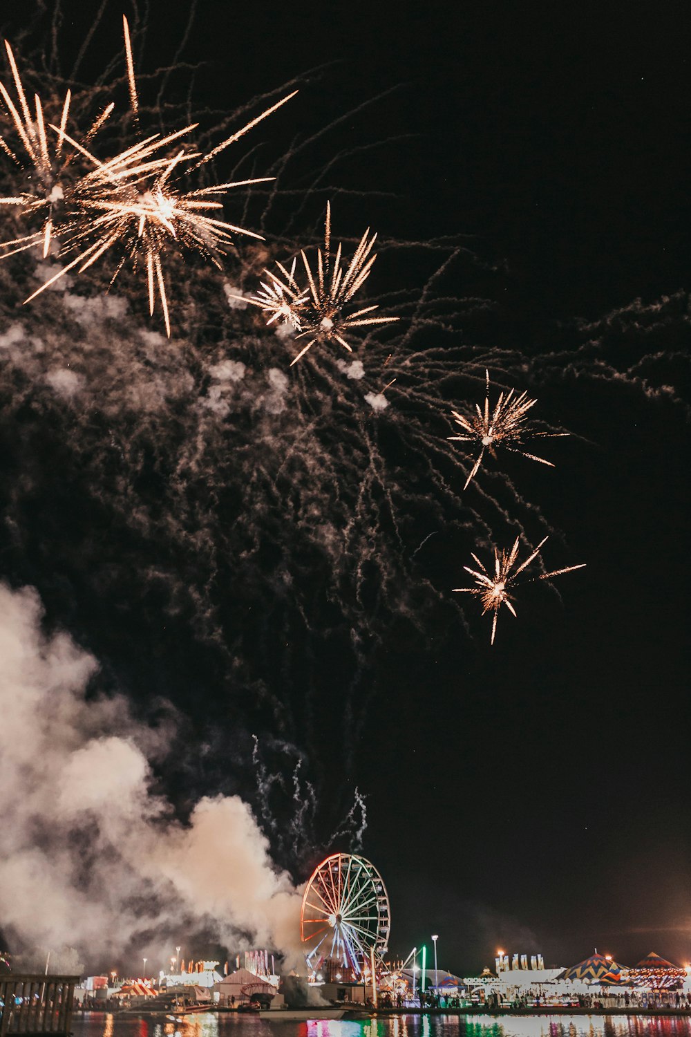 Vista da paisagem urbana com fogos de artifício