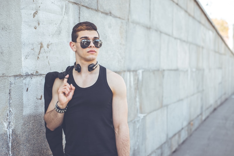 homem em pé perto da parede