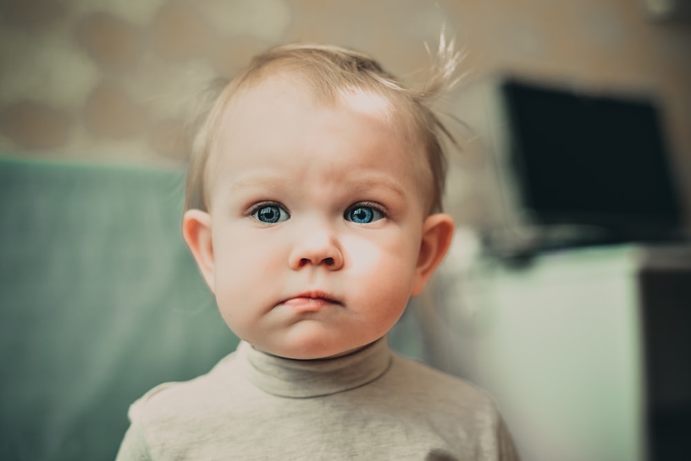 Fotografia a fuoco selettiva del bambino