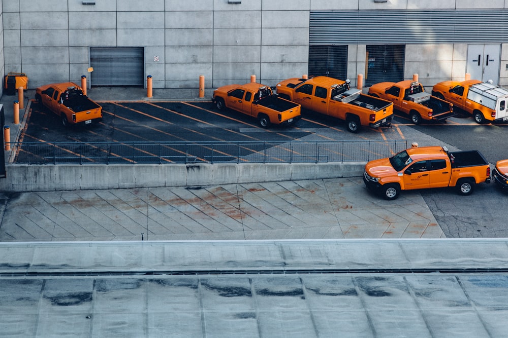 Camionetas naranjas en el estacionamiento