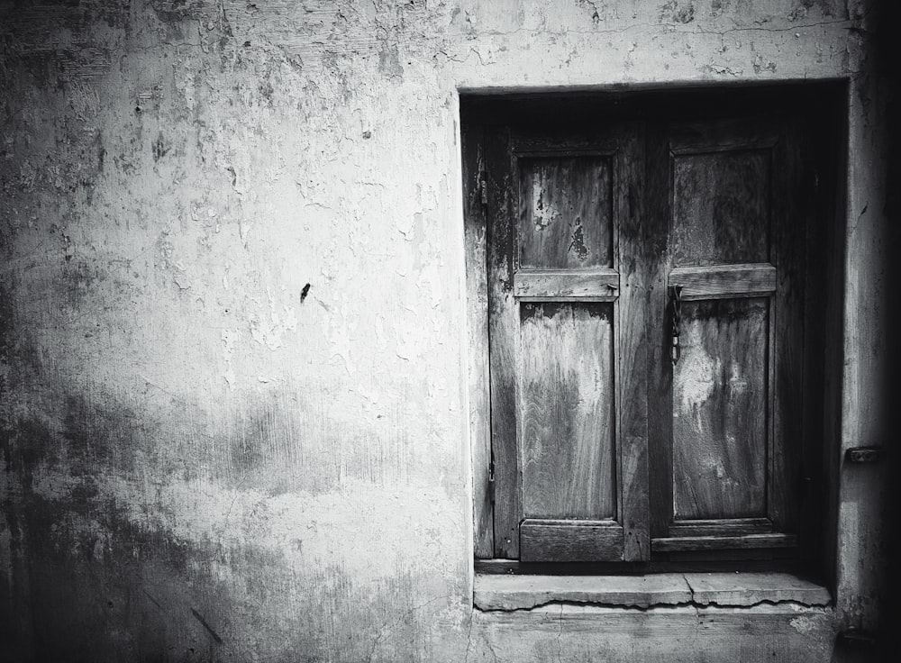 fotografia em tons de cinza da janela fechada à frente