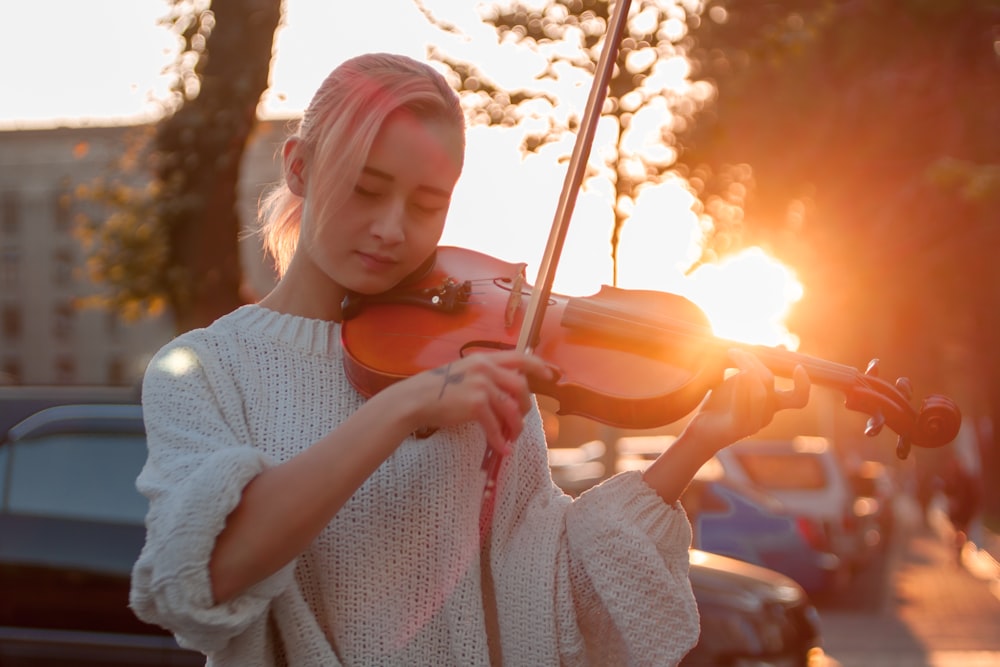 woman playing violin