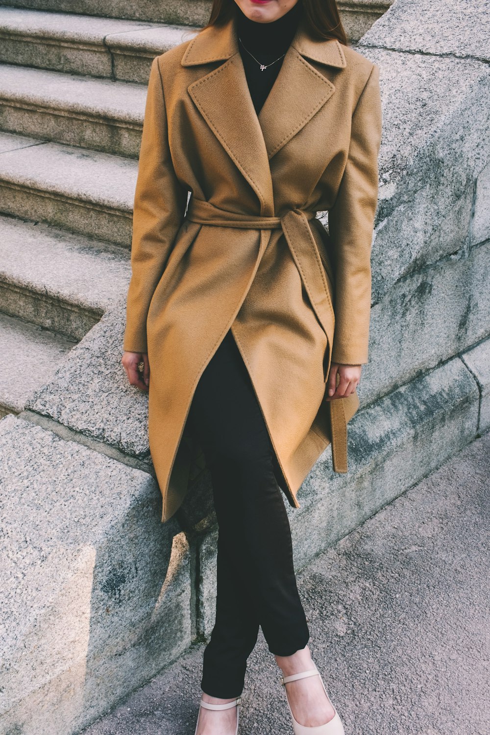 femme portant un manteau à revers cranté marron
