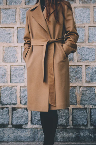 Abrigo impermeable color miel