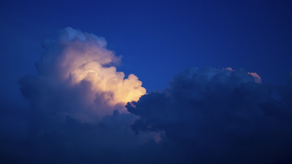 Weiße Wolke tagsüber