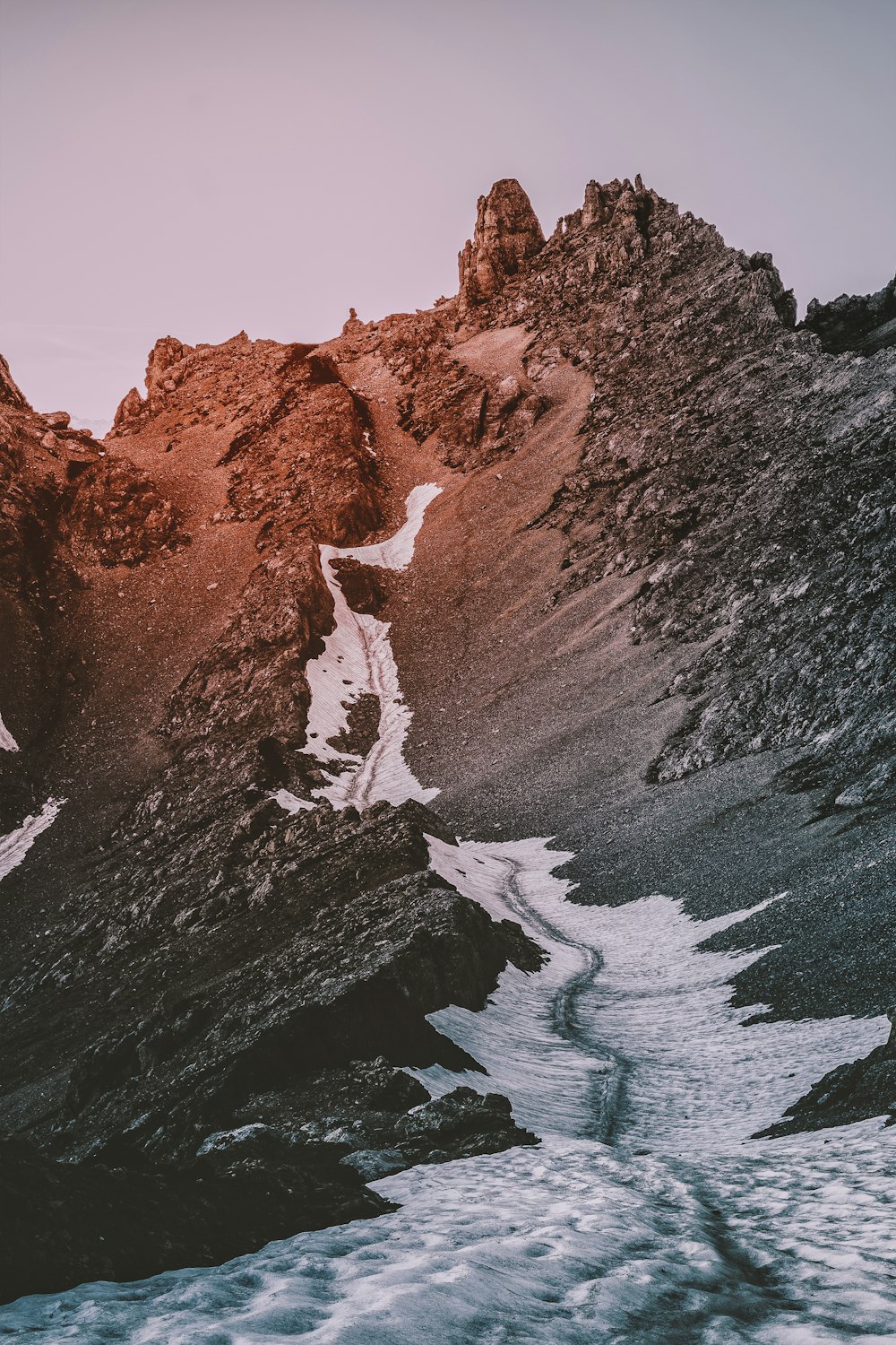 Fotografía de paisaje de camino de montaña