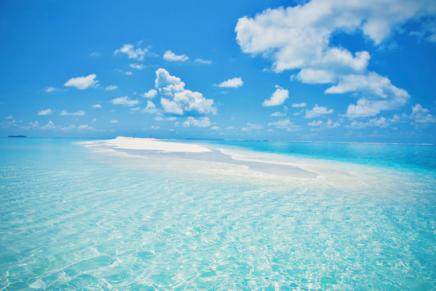 Sandbank nahe Ukulhas auf den Malediven mit hellem Sand und blauem Wasser