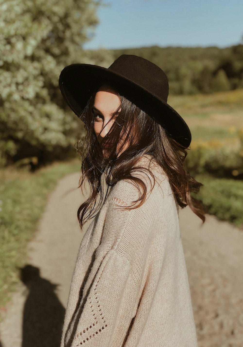 Foto Mujer con sombrero negro para el sol – Canadá gratis en Unsplash