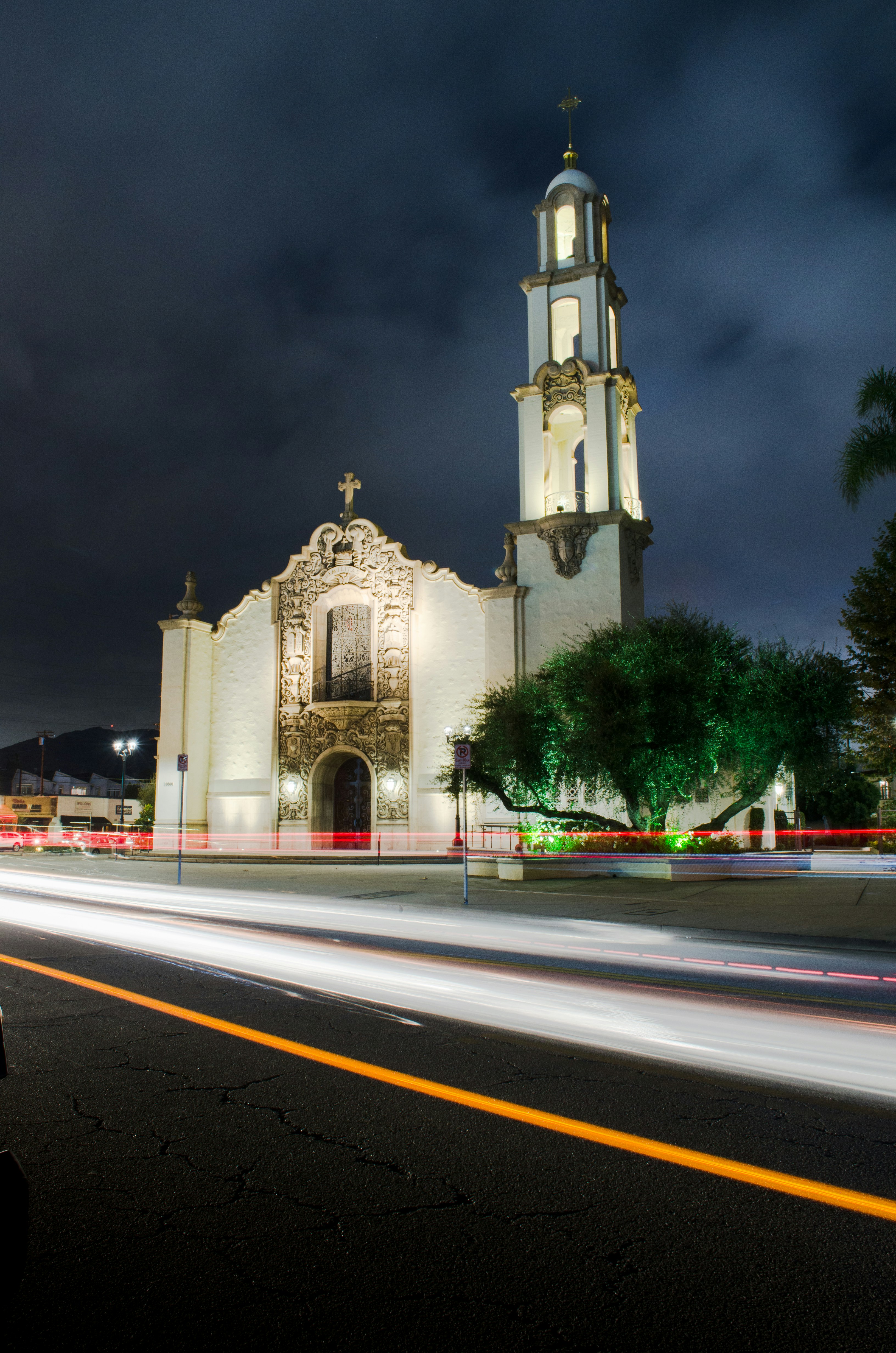 Kirche aus weißem Beton