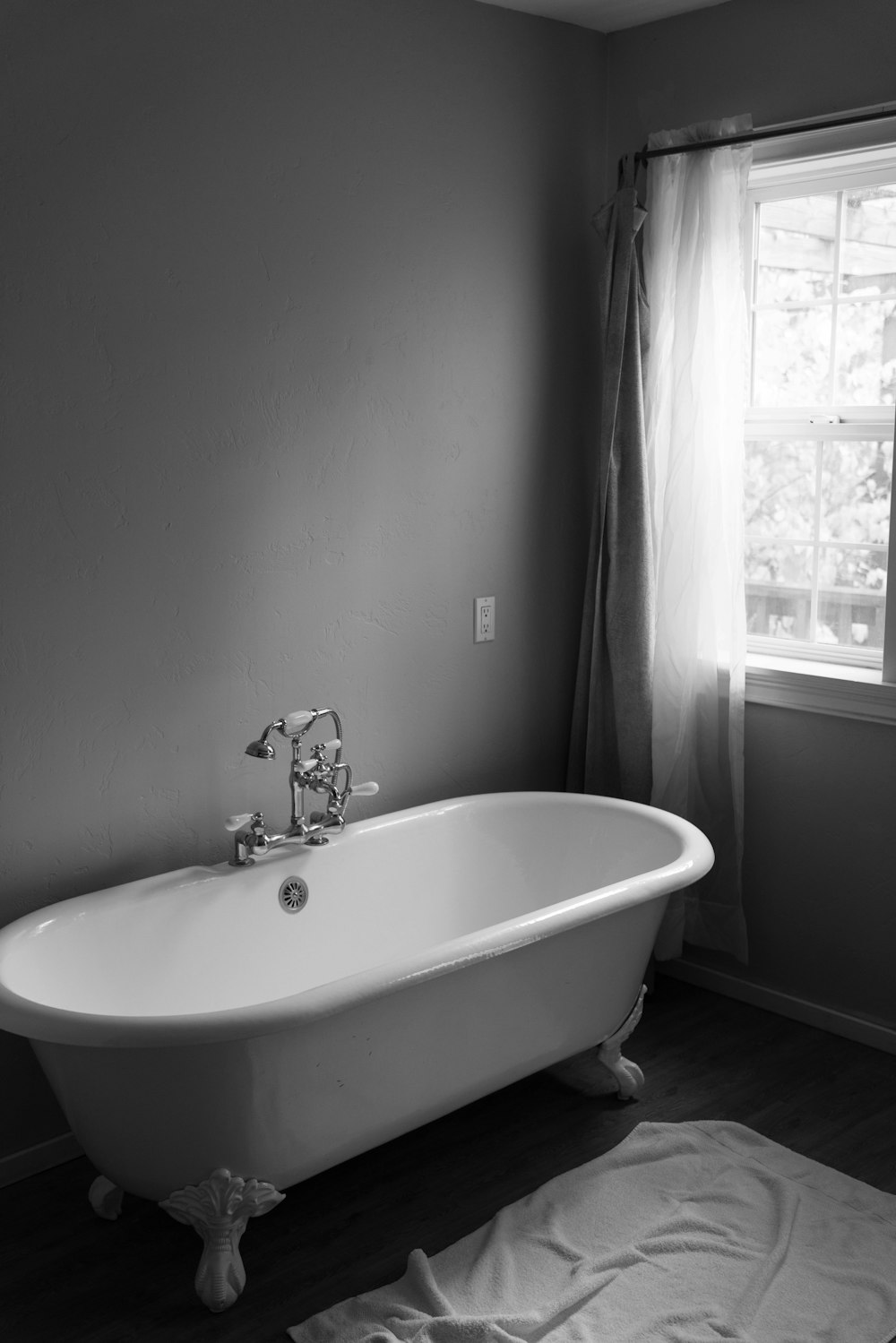 vasca da bagno in ceramica bianca all'interno della stanza