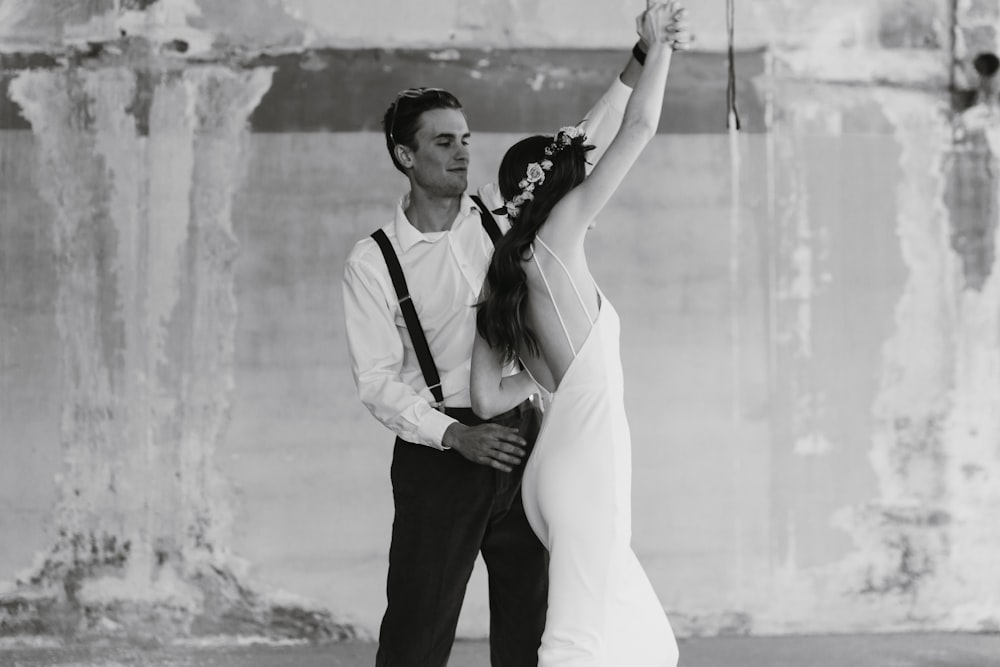 fotografia em tons de cinza de homem e mulher dançando