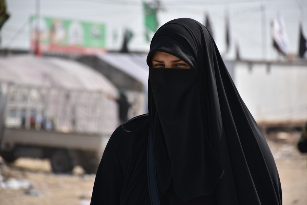 Fotografía de enfoque de mujeres con niqab negro
