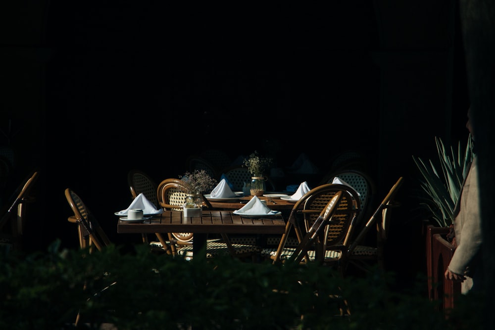 conjunto de jantar de madeira marrom