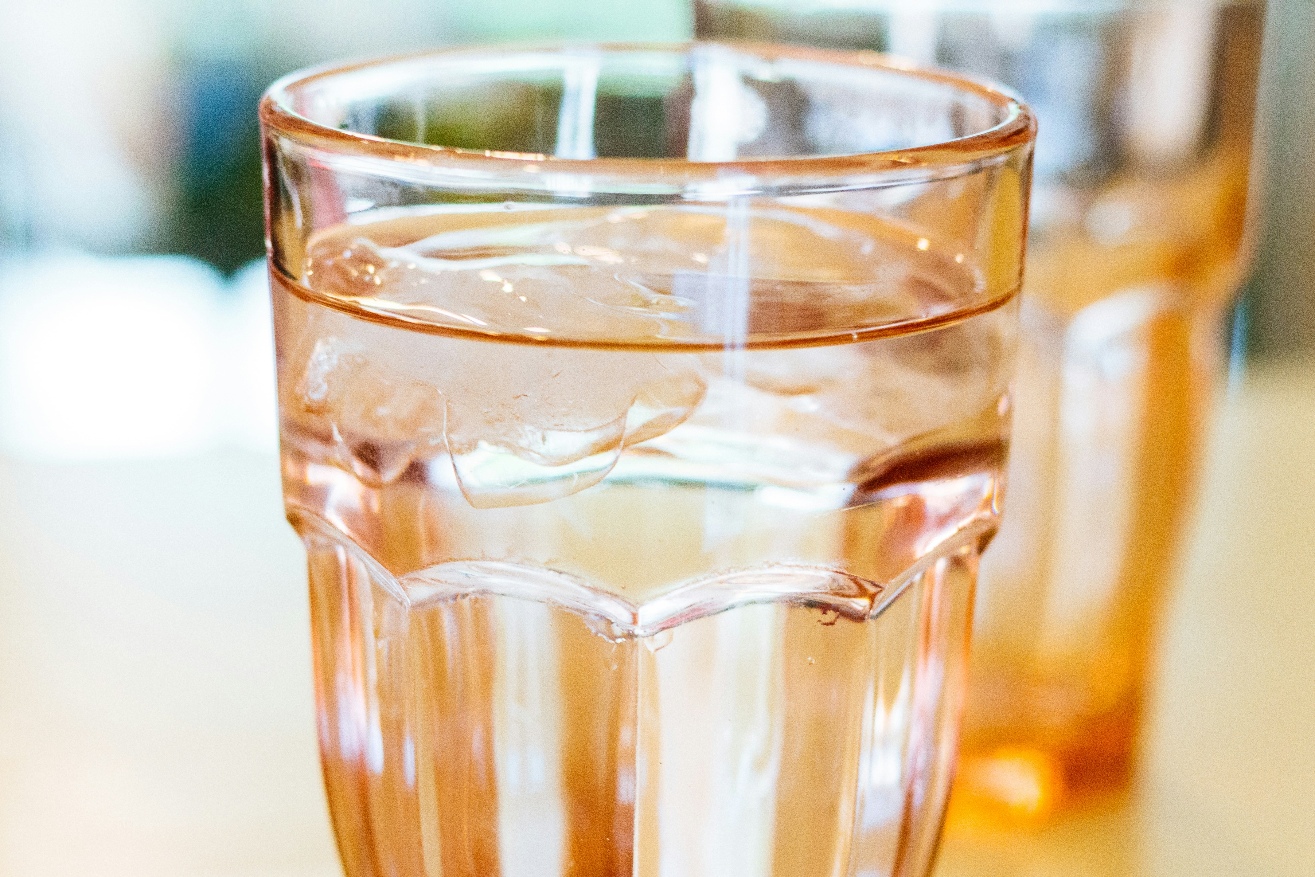 A importância de beber água para a saúde da coluna